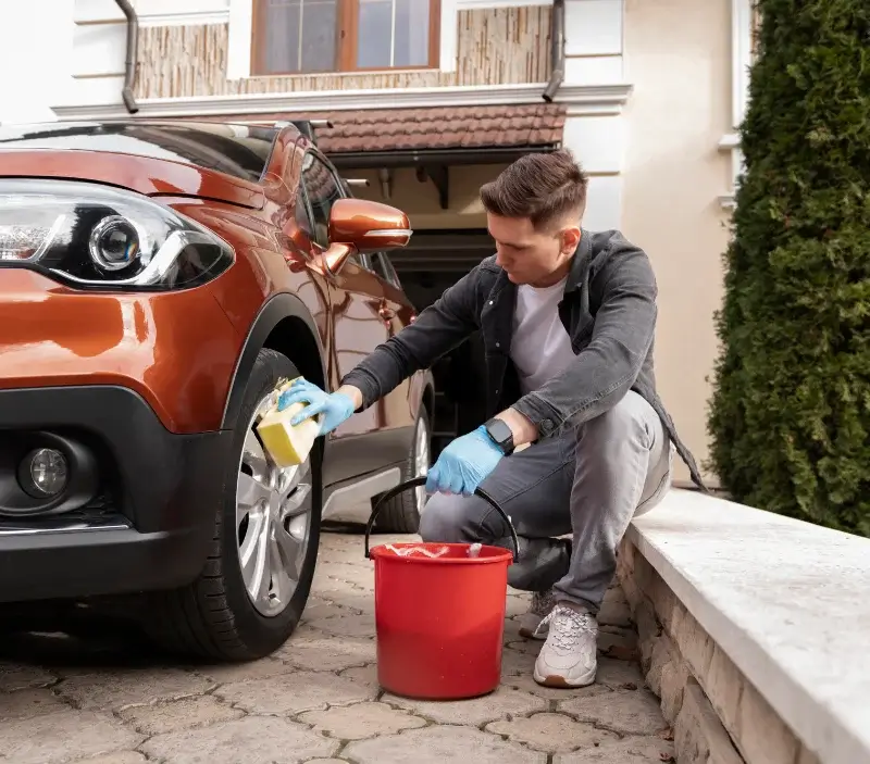 Lavage auto à domicile Cavagnac : professionnel intervenant sur un véhicule